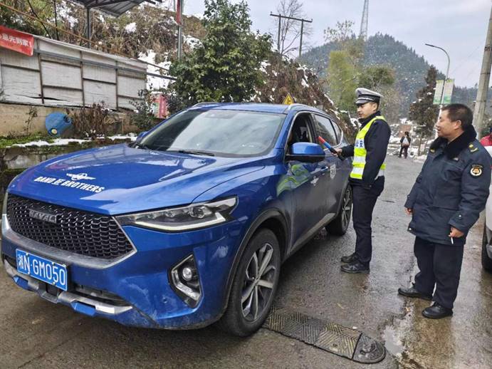1月26日,梨溪口鄉綜合行政執法隊同片區派出所開展聯合執勤,對騎乘摩托車不佩戴安全頭盔,無牌無證、駕駛轎車不係安全帶等違法行為開展勸導和查處。 (4)