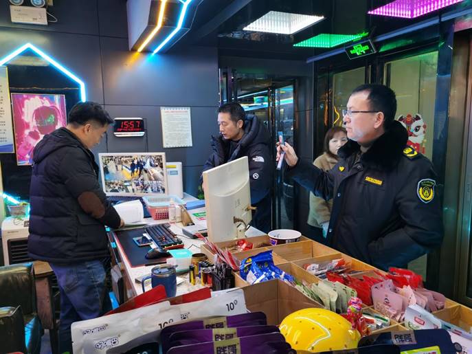 1月25日至26日,文化旅遊廣電體育局副局長左桂華帶隊,市場管理股、文化綜合執法大隊等7人參加,對轄區內網吧、KTV,電子遊樂場所進行安全生產檢查,督促經營場所加強消防安全自查及員工安全知識培訓、演練。 (3)
